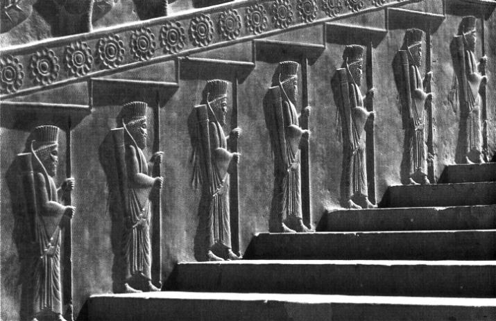 Abb. 11: Persische Bogenschützen auf den Stufen der Apadana in Persepolis